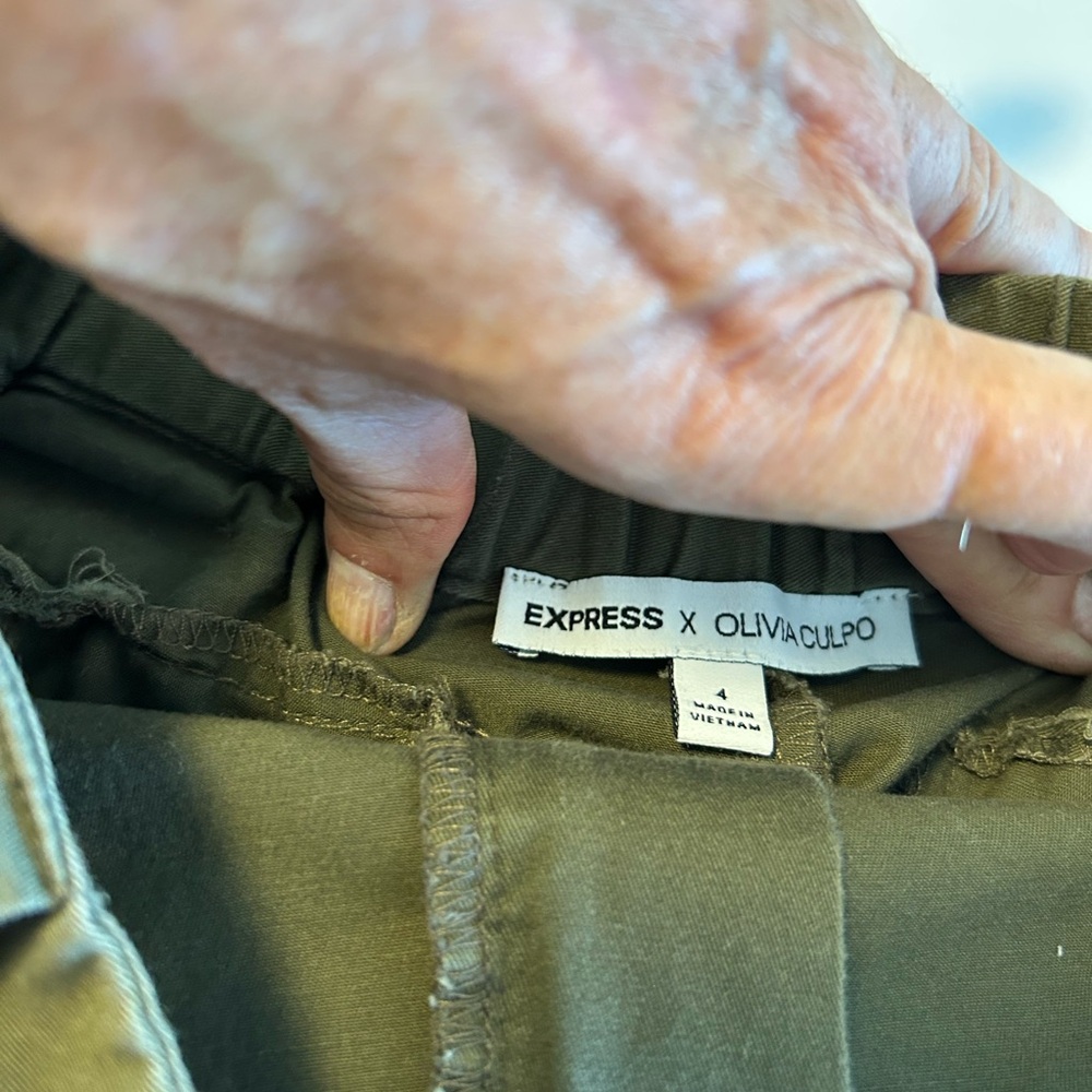 Express x Olivia Culpo army green belted Cargo shorts Size 4.  Cotton/spandex. - Picture 6 of 13